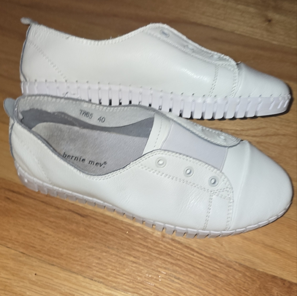bernie mev. Women's White Slip-On Shoes Size 40/(size 9)